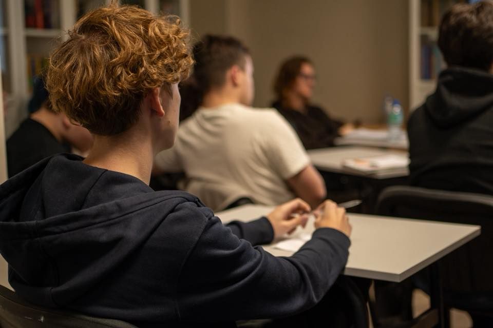 Uczniowie współpracujący podczas zajęć projektowych